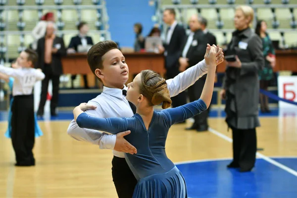 Orenburg, Rusia - 11 de diciembre de 2016: Baile de niñas y niños — Foto de Stock