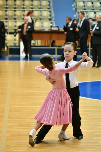 Orenburg, Russia - 11 dicembre 2016: Ragazza e ragazzo che ballano — Foto Stock