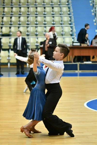 Orenburg, Oroszország - 2016. December 11.: Lány és fiú, tánc — Stock Fotó