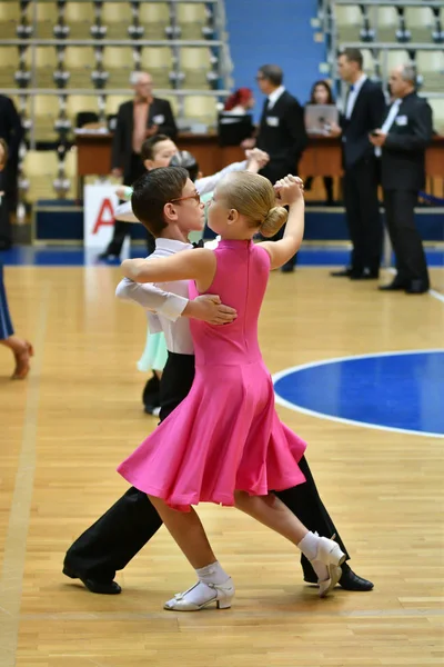 Orenburg, Rusko - 11. prosince 2016: Dívka a chlapec tanec — Stock fotografie