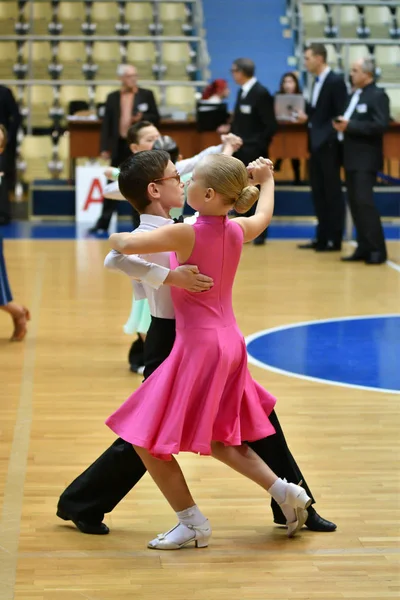 Orenburg, Rússia - 11 de dezembro de 2016: Menina e menino dançando — Fotografia de Stock