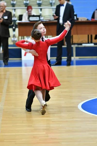 Orenburg, Russie - 11 décembre 2016 : Danse entre filles et garçons — Photo