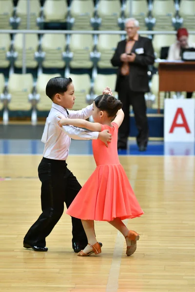 Orenburg, Rusia - 11 de diciembre de 2016: Baile de niñas y niños — Foto de Stock