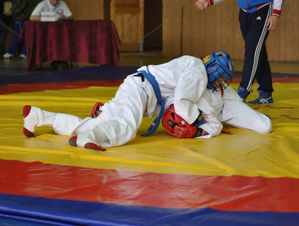Orenburg, Rússia - 14 de maio de 2016: Os meninos competem em luta corpo a corpo . — Fotografia de Stock