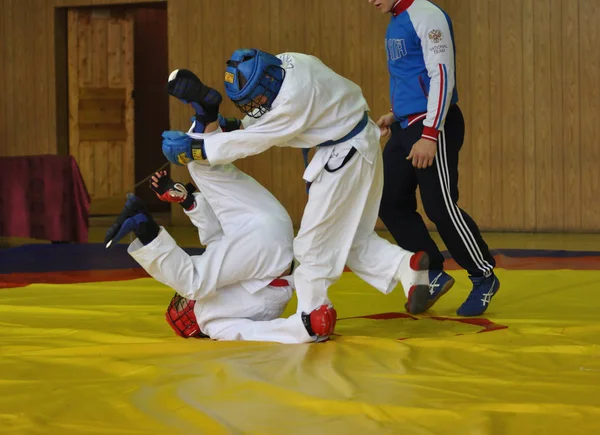 Orenburg, Rusland - 14 mei 2016: de jongens concurreren in hand-to-hand strijd. — Stockfoto