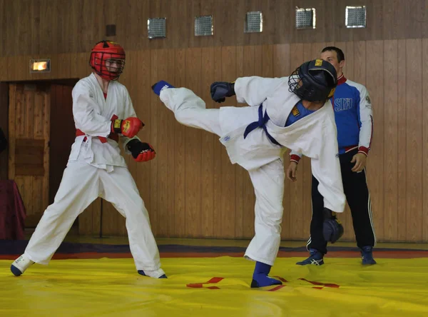 Orenburg, Rússia - 14 de maio de 2016: Os meninos competem em luta corpo a corpo . — Fotografia de Stock