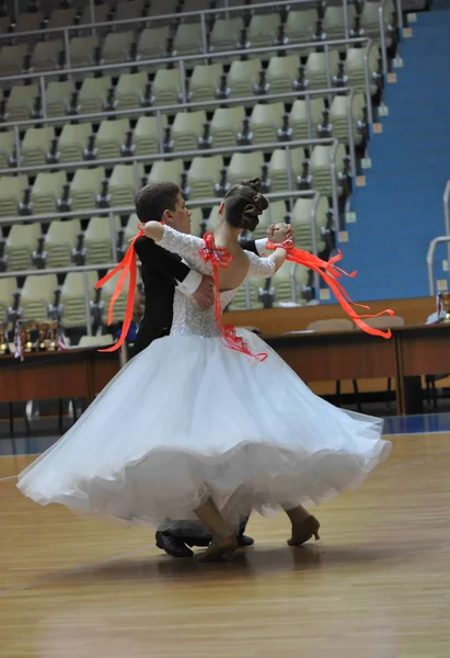 Orenburg, Russia - 24 maggio 2015: Ragazza e ragazzo che ballano — Foto Stock