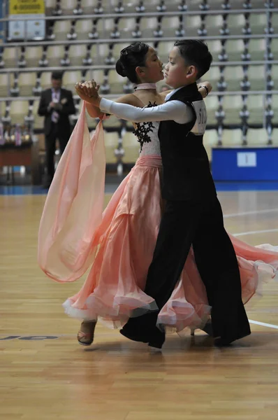 Orenburg, Russia - 24 maggio 2015: Ragazza e ragazzo che ballano — Foto Stock