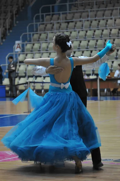 Orenburg, Rusia - 24 de mayo de 2015: Baile de niñas y niños — Foto de Stock