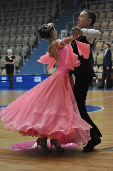 Оренбург, Росія - 24 травня 2015: дівчинка і хлопчик танцює — стокове фото