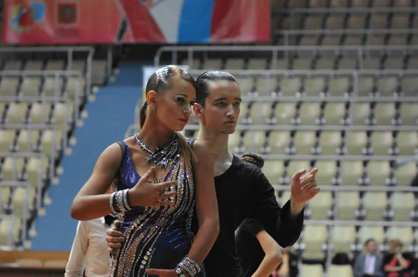 Orenburg, Rússia - 24 de maio de 2015: Menina e menino dançando — Fotografia de Stock