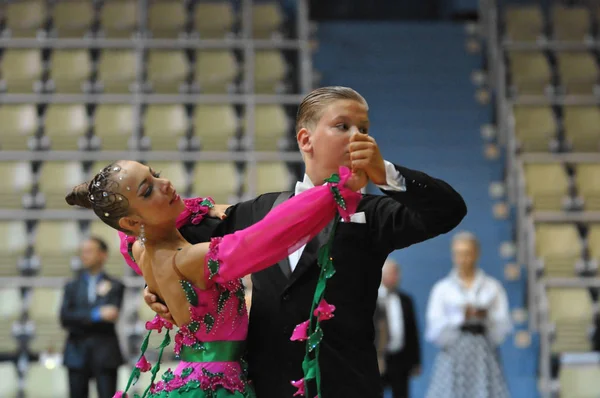 Orenburg, russland - 24. mai 2015: mädchen und junge tanzen — Stockfoto