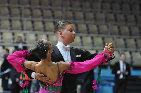 Orenburg, russland - 24. mai 2015: mädchen und junge tanzen — Stockfoto