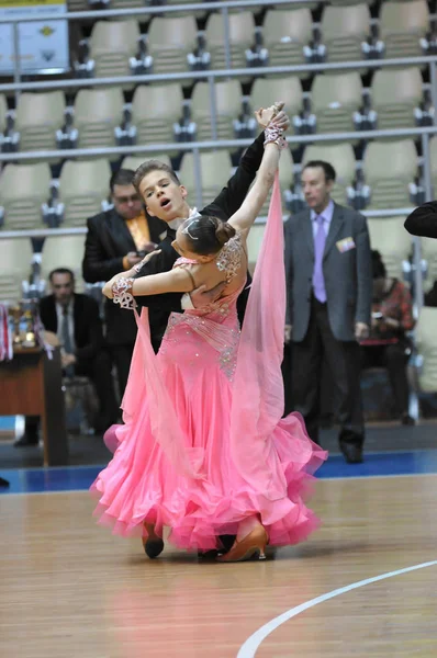 Orenburg, Venäjä - 24. toukokuuta 2015: Tyttöjen ja poikien tanssi — kuvapankkivalokuva