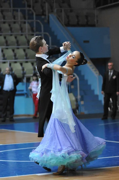 Orenburg, Rusland - 24 mei 2015: meisje en jongen dansen — Stockfoto