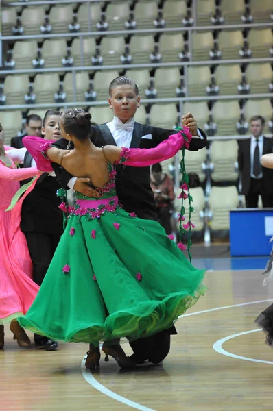 Orenburg, Rusland - 24 mei 2015: meisje en jongen dansen — Stockfoto