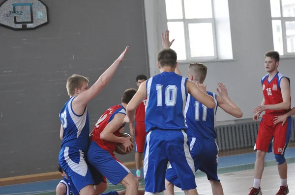 Orenburg, Rússia - 15 de maio de 2015: Meninos jogam basquete — Fotografia de Stock