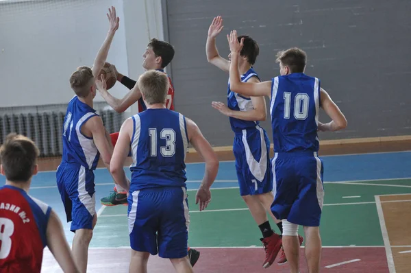 Orenburg, Rússia - 15 de maio de 2015: Meninos jogam basquete — Fotografia de Stock