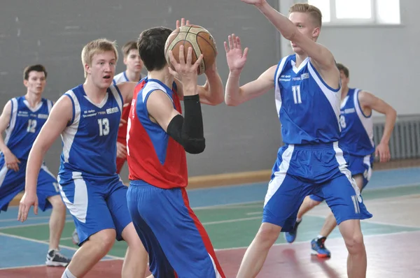 Orenburg, Russia - 15 May 2015: Boys play basketball — Stock Photo, Image