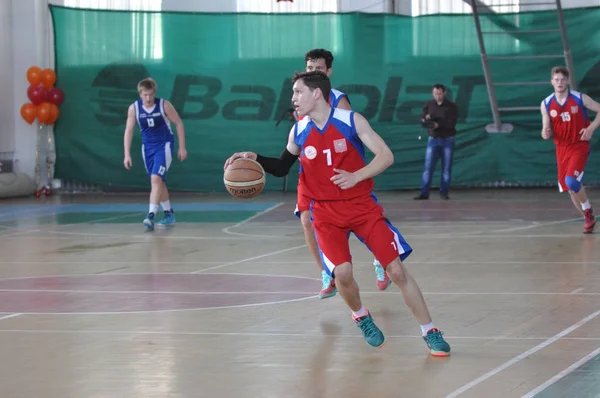 Orenburg, Russia - 15 May 2015: Boys play basketball — Stock Photo, Image