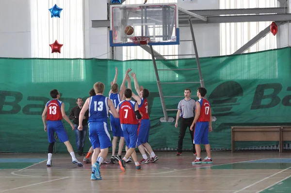 Orenburg, Russia - 15 May 2015: Boys play basketball — Stock Photo, Image