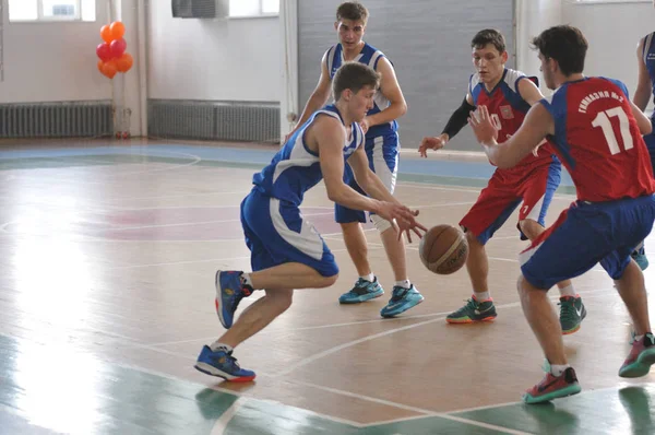 Orenburg, Federacja Rosyjska - 15 maja 2015: chłopców grać w koszykówkę — Zdjęcie stockowe