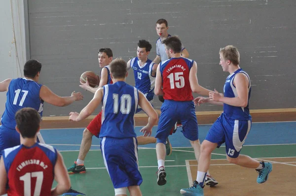 Orenburg, russland - 15 mai 2015: jungs spielen basketball — Stockfoto