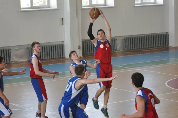 Orenburg, Rusya Federasyonu - 15 Mayıs 2015: Boys oyun Basketbol — Stok fotoğraf