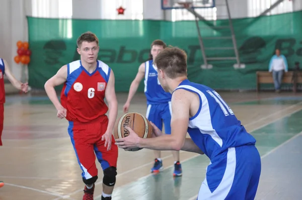 Orenburg, Federacja Rosyjska - 15 maja 2015: chłopców grać w koszykówkę — Zdjęcie stockowe