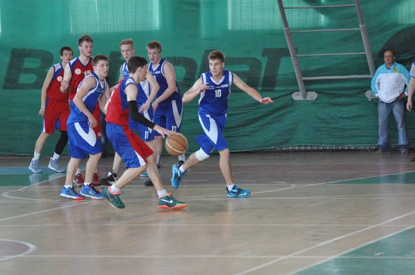 Orenburg, Rússia - 15 de maio de 2015: Meninos jogam basquete — Fotografia de Stock