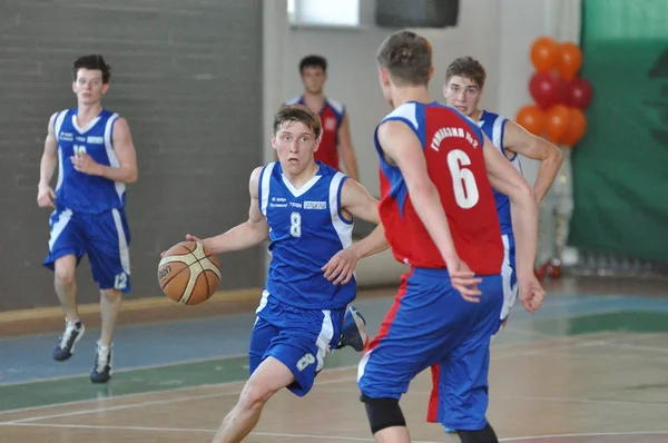 Оренбург, Россия - 15 мая 2015: Мальчики играют в баскетбол — стоковое фото