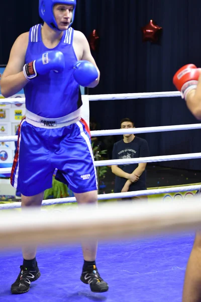 Orenburg, Russia - January 21, 2017 year : Boys boxers compete — Stock Photo, Image