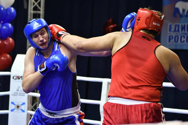 Orenburg, Rusia - 21 de enero de 2017 año: Chicos boxeadores compiten — Foto de Stock