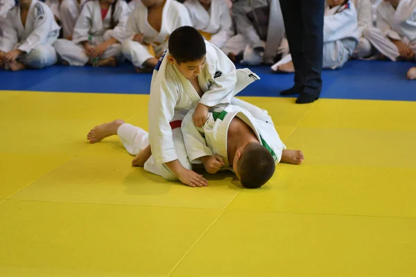 Orenburg, Rússia - 05 de novembro de 2016: Meninos competem em Judô — Fotografia de Stock