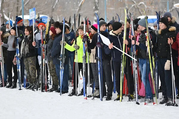 Orenburg, russland - 26. januar 2017 jahr: studenten spielen bei den winterspielen — Stockfoto