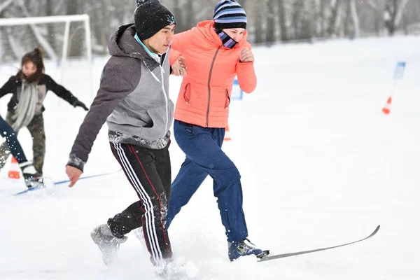Оренбург, Россия - 26 января 2017 года: Студенты играют на зимних играх — стоковое фото