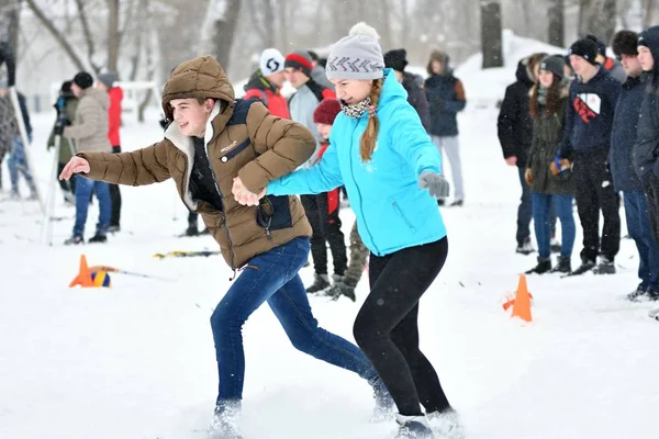Orenburg, Rússia - 26 de janeiro de 2017 ano: Os alunos jogam nos jogos de inverno — Fotografia de Stock