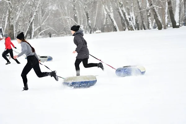 Orenburg, Russia - January 26, 2017 year : Students play in the winter games — Stock Photo, Image
