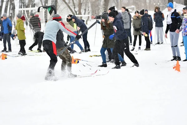 Όρεμπουργκ, Ρωσία - 26 Ιανουαρίου 2017 έτος: οι μαθητές παίζουν στους χειμερινούς αγώνες — Φωτογραφία Αρχείου