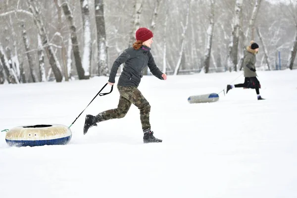 Orenburg, Rusia - 26 de enero de 2017 año: Los estudiantes juegan en los juegos de invierno —  Fotos de Stock