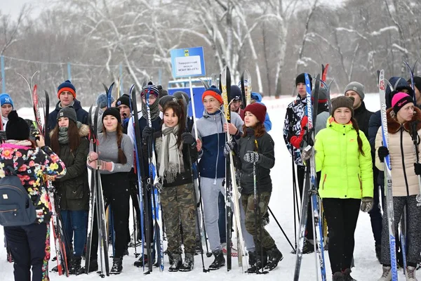 Orenburg, russland - 26. januar 2017 jahr: studenten spielen bei den winterspielen — Stockfoto