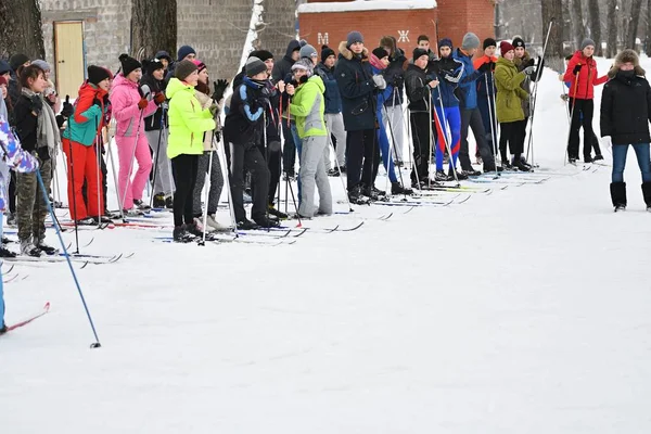 Όρεμπουργκ, Ρωσία - 26 Ιανουαρίου 2017 έτος: οι μαθητές παίζουν στους χειμερινούς αγώνες — Φωτογραφία Αρχείου