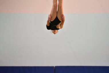 Orenburg, Rusya Federasyonu - 27 Ocak 2017: Kız Çift Kişilik mnni-trambolin üzerinde atlama rekabet