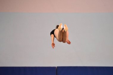 Orenburg, Rusya Federasyonu - 27 Ocak 2017: Kız Çift Kişilik mnni-trambolin üzerinde atlama rekabet