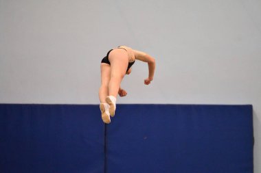 Orenburg, Rusya Federasyonu - 27 Ocak 2017: Kız Çift Kişilik mnni-trambolin üzerinde atlama rekabet