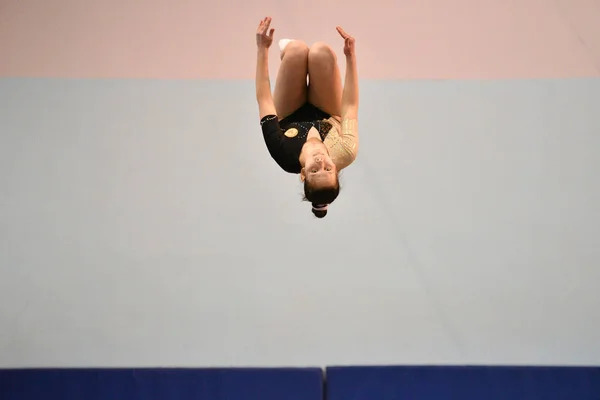 Orenburg, Rússia - 27 de janeiro de 2017: Meninas competem no salto no trampolim duplo — Fotografia de Stock