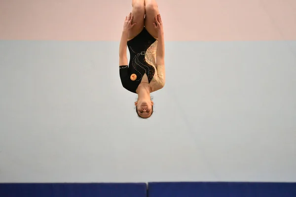 Orenburg, Federacja Rosyjska - 27 stycznia 2017 roku: Dziewczyny rywalizować w skokach na Double mnni trampolina — Zdjęcie stockowe