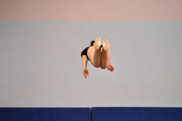 Orenburg, Rússia - 27 de janeiro de 2017: Meninas competem no salto no trampolim duplo — Fotografia de Stock