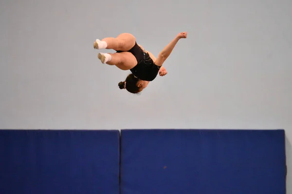 Orenburg, Rússia - 27 de janeiro de 2017: Meninas competem no salto no trampolim duplo — Fotografia de Stock