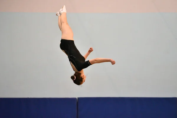 Orenburg, Rússia - 27 de janeiro de 2017: Meninas competem no salto no trampolim duplo — Fotografia de Stock